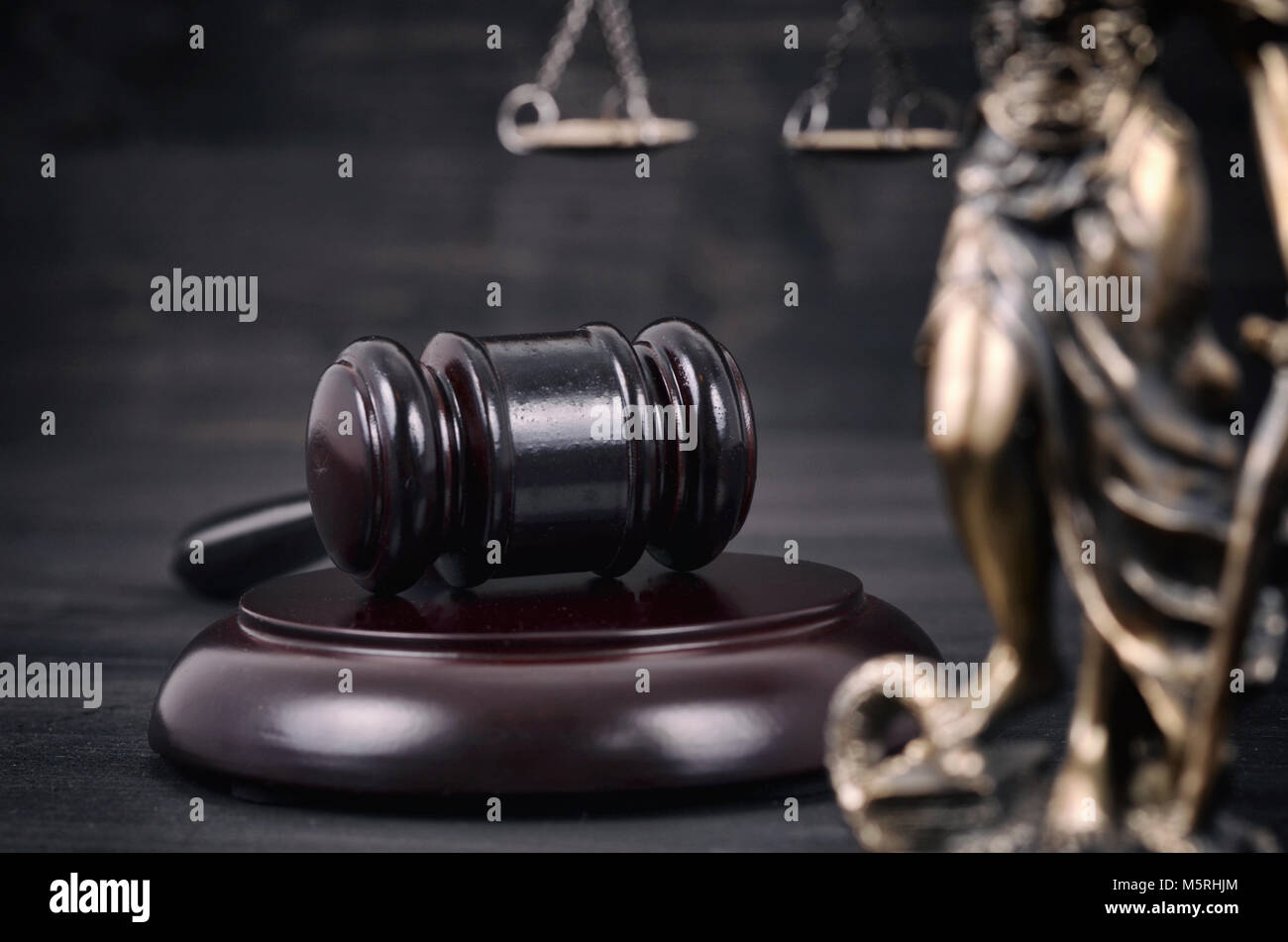 Il diritto e la giustizia , il concetto di legalità, giudice Martello e Lady giustizia su un nero lo sfondo di legno. Foto Stock