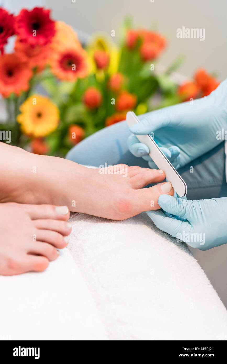 Close-up delle mani di un chiodo tecnico indossando i guanti chirurgici Foto Stock