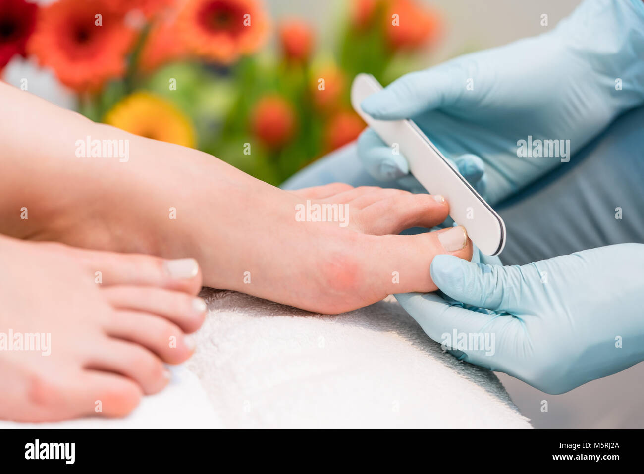 Close-up delle mani di un chiodo tecnico indossando i guanti chirurgici Foto Stock