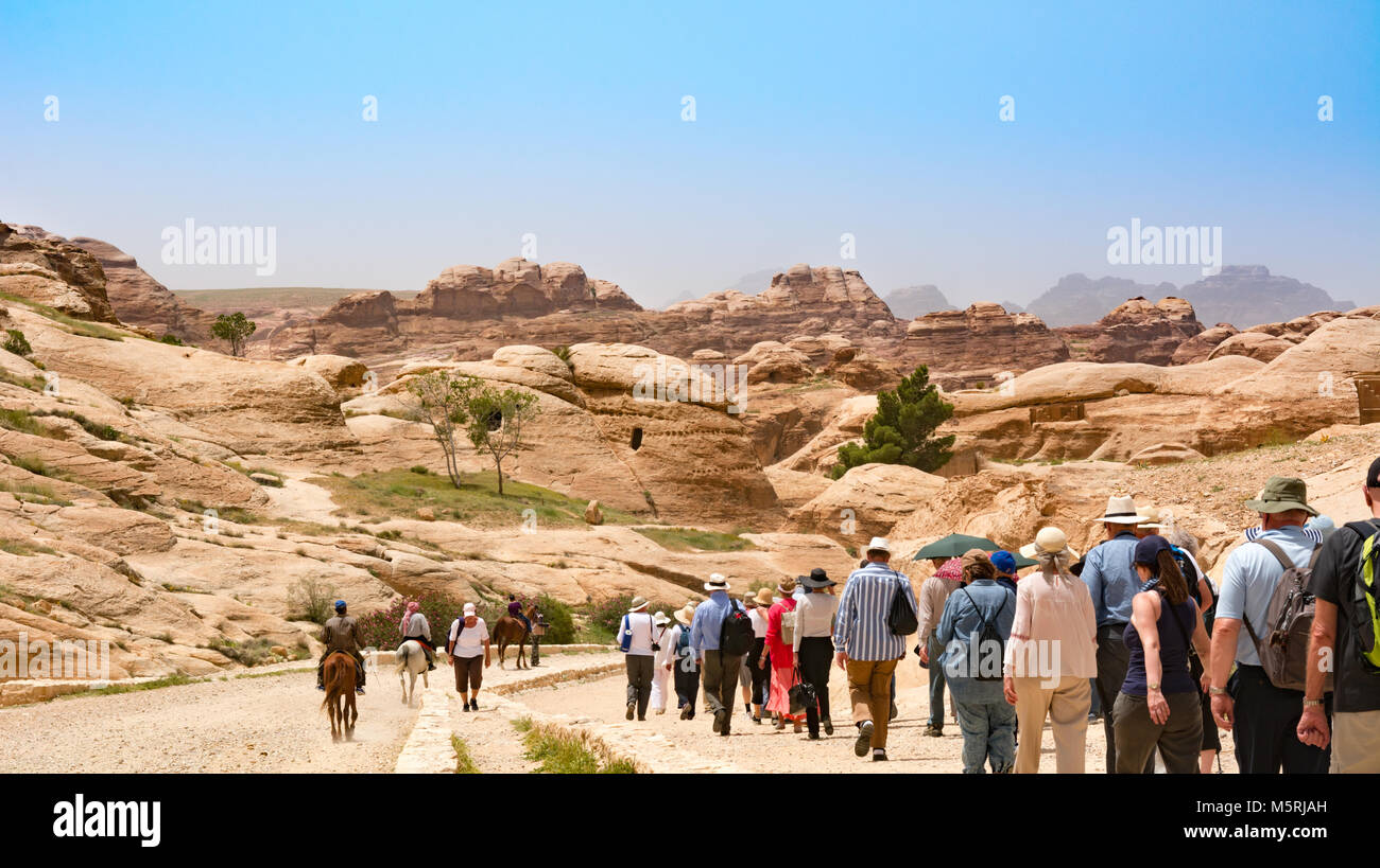 PETRA, GIORDANIA - Aprile 25, 2016: Turisti in visita a Petra in Giordania durante la vacanza di primavera. Petra, Giordania - 25 Aprile 2016 Foto Stock