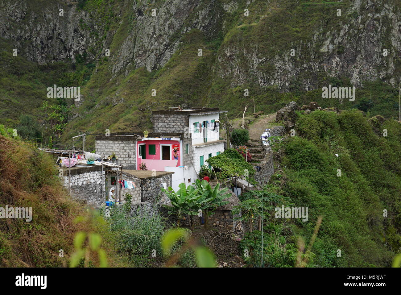 Percorso attraverso un gruppo di case, Paolo Santo Antao, Capo Verde Foto Stock