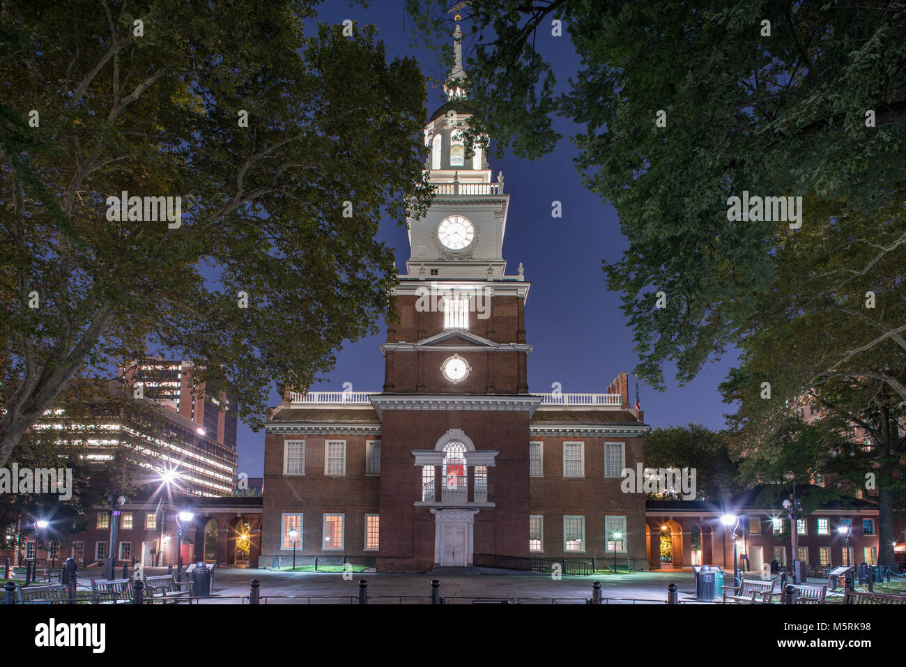 Independence Hall di notte nell'Independence National Historic Park, Philadelphia, Pennsylvania Foto Stock