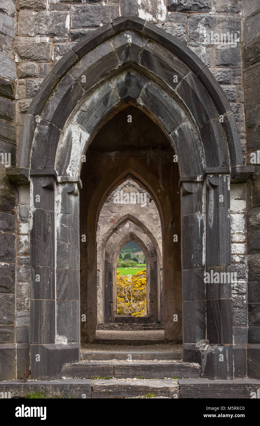 Archi in rovine della vecchia chiesa Dunlewey nella Contea di Donegal, Irlanda Foto Stock