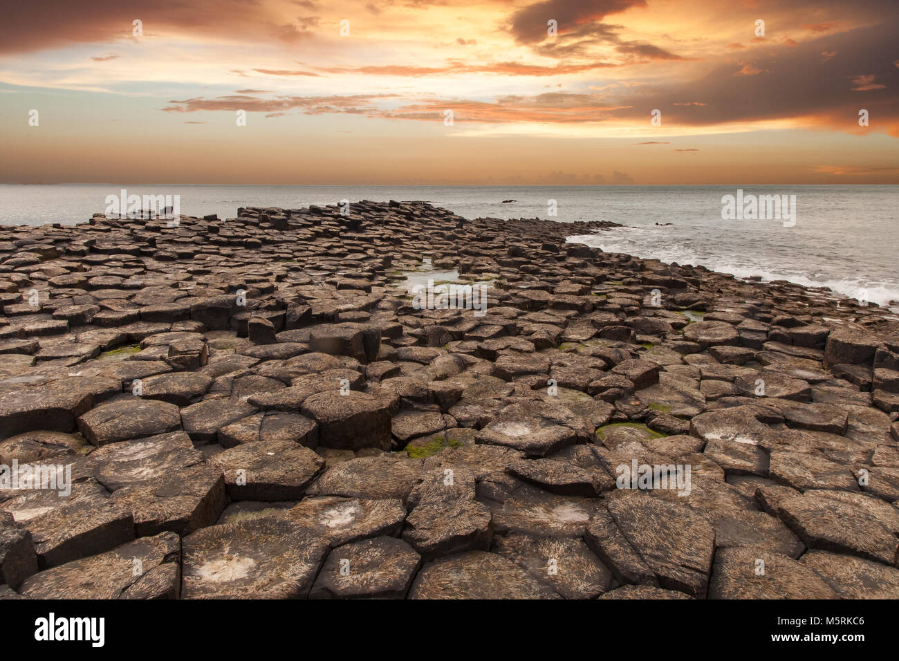 Secondo la leggenda il basalto ad incastro le colonne sono i resti di una strada rialzata costruita dal leggendario gigante Finn MacCool Foto Stock