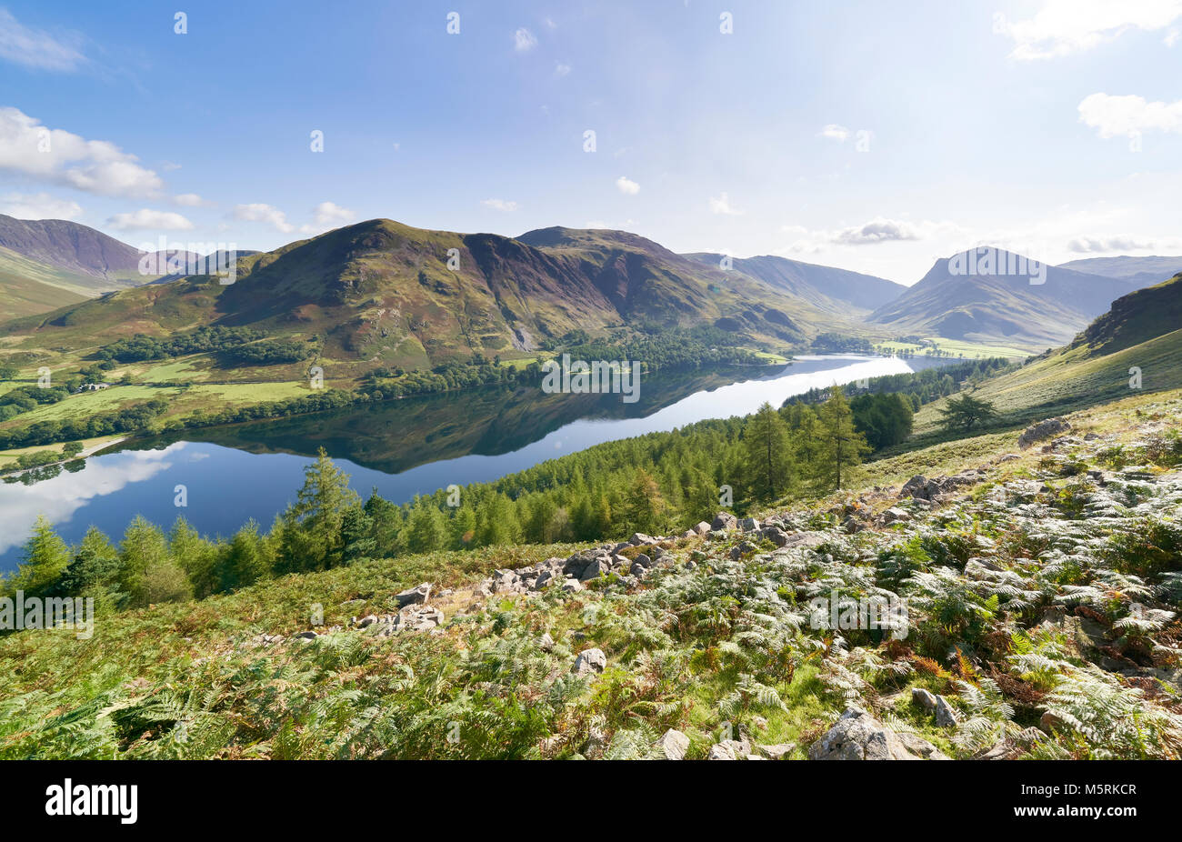 Vedute del Lago Buttermere sulla rotta verso il vertice di Rosso Luccio con Robinson, Dale Head e Fleetwith Pike nella distanza. Il Lake District inglese, REGNO UNITO Foto Stock