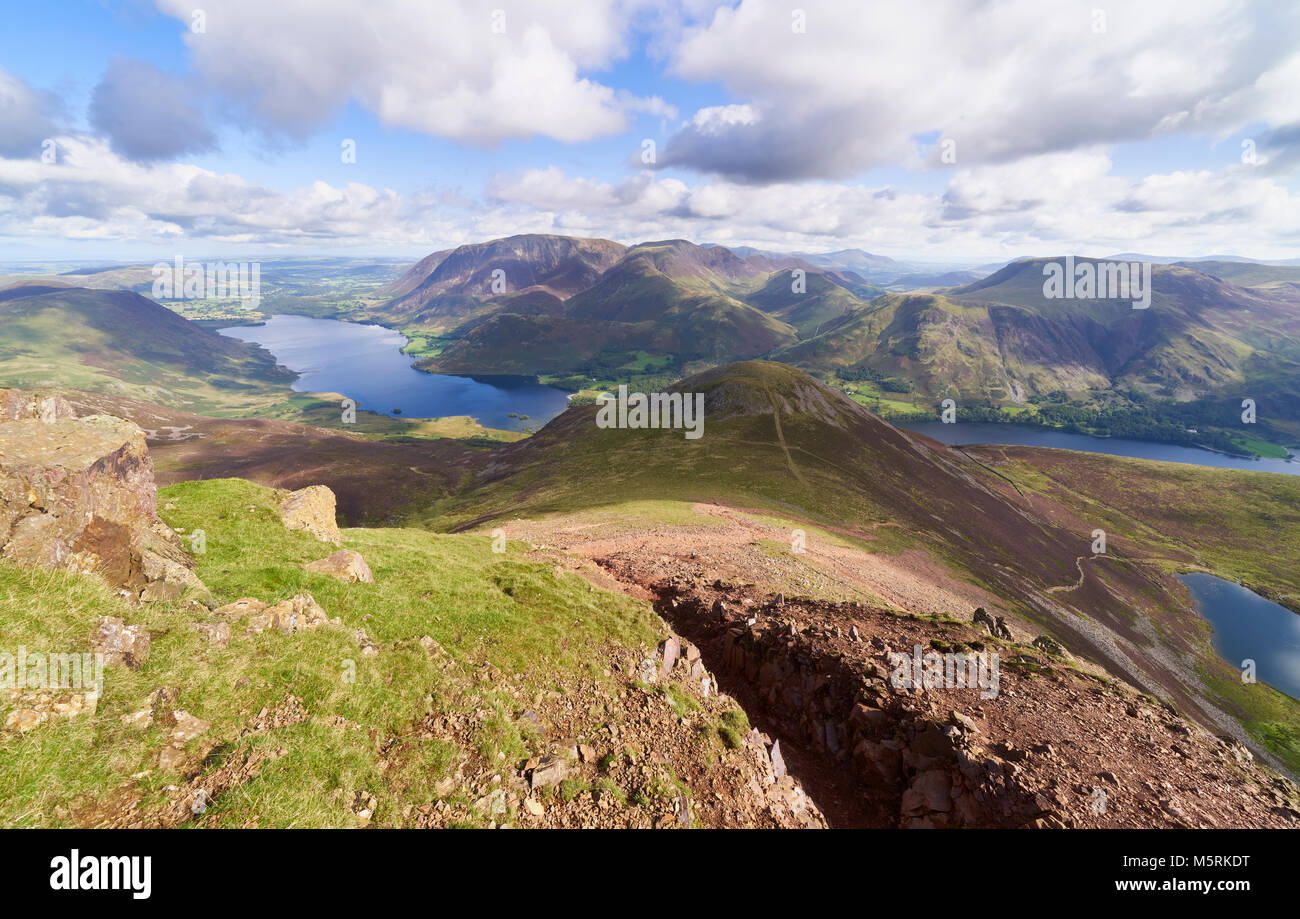 Viste del lago e Buttermere Crummock acqua sulla rotta verso il vertice di Rosso Luccio con Wandope, Whiteless Pike, Grasmoor e Robinson in distanza. Th Foto Stock