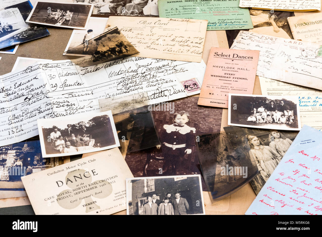Genealogia e cimeli. 1900-1920 fotografie, negativi, cartoline, certificato di nascita, danza biglietti, lettere sparse. Storia di famiglia gli elementi. Foto Stock