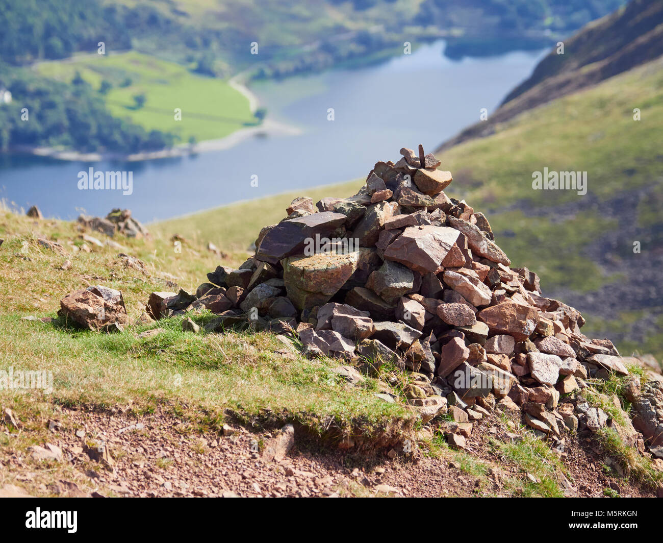 Un percorso Cairn, mucchio di pietre, vicino alla cima di rosso il luccio nel Lake District inglese, UK. Foto Stock