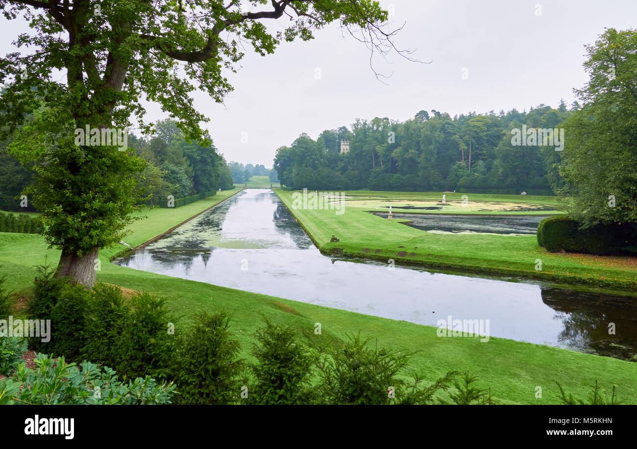 Grandi stagni in una formale acqua park garden nel North Yorkshire su un nuvoloso giorno d'estate. Foto Stock