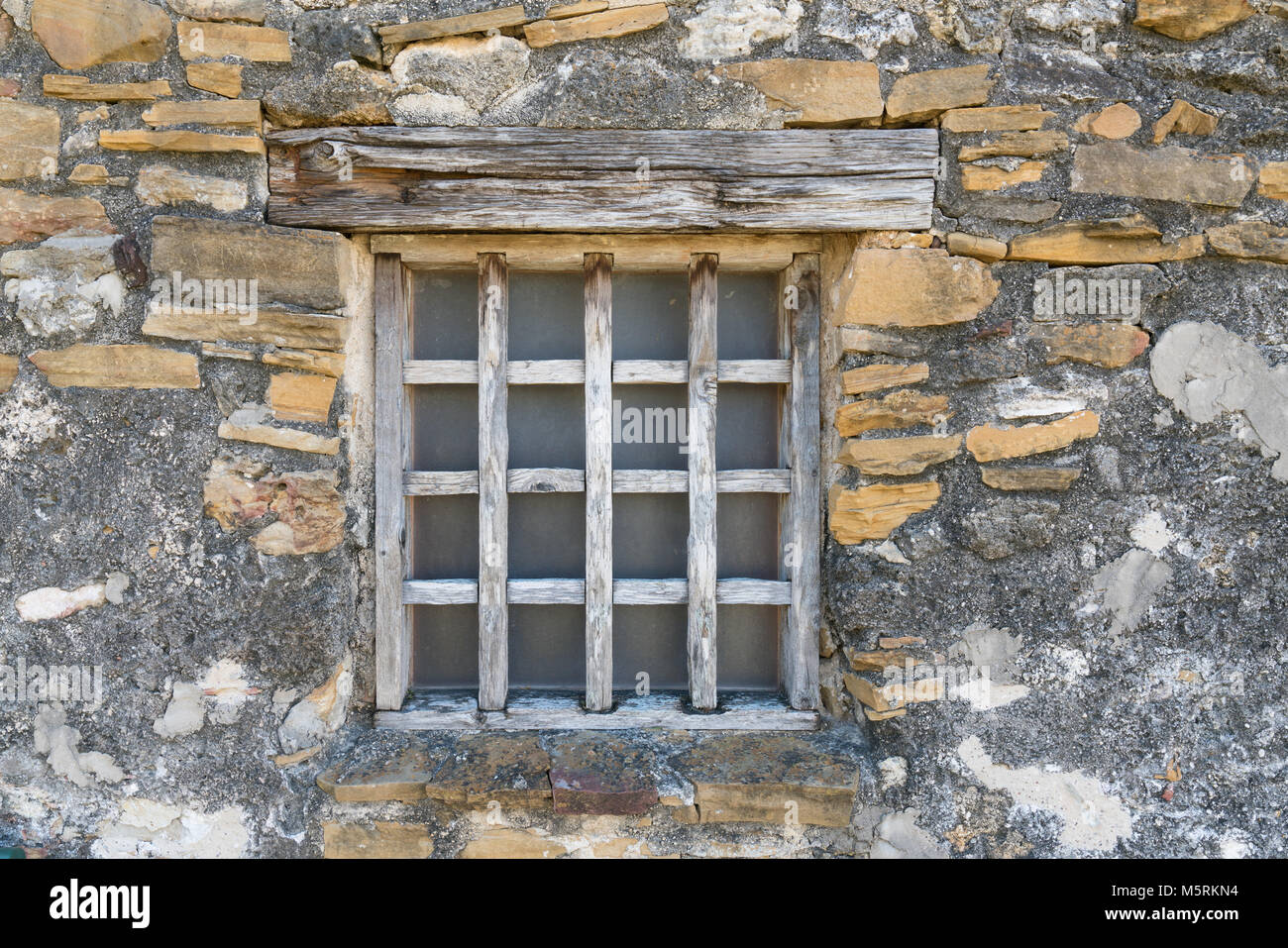 Vecchia finestra in legno presso la missione di San Juan in Texas Foto Stock