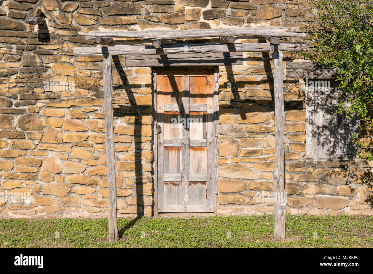 Vecchio portone in legno presso la missione di San Jose in Texas Foto Stock