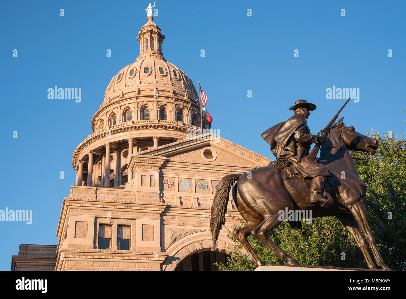 Cupola del Texas Capitol Building di Austin in Texas con Texas Rangers monumento statua in primo piano. Foto Stock