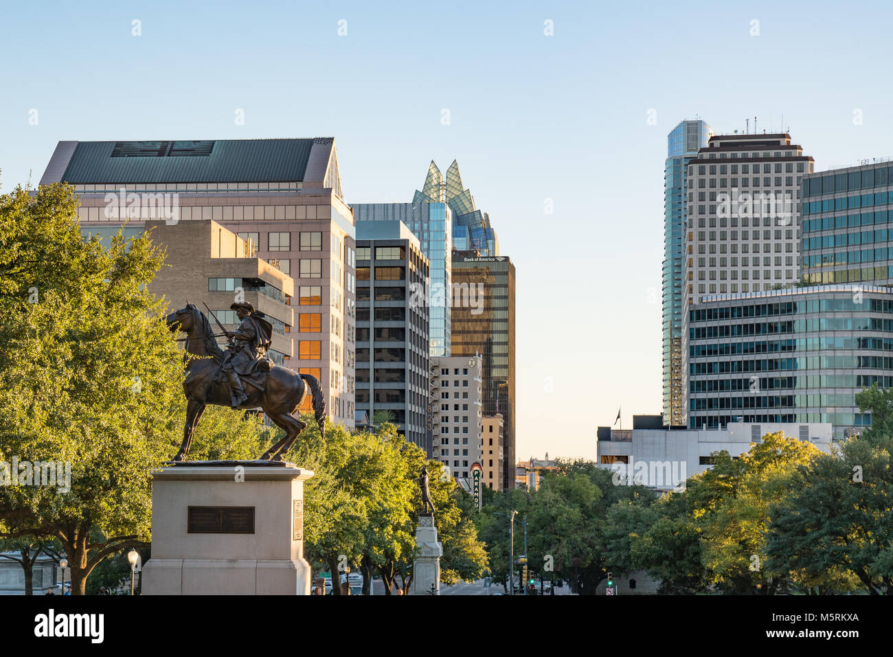 AUSTIN, TX - Ottobre 28, 2017: Statua e lo skyline del centro cittadino di Austin, Texas Foto Stock