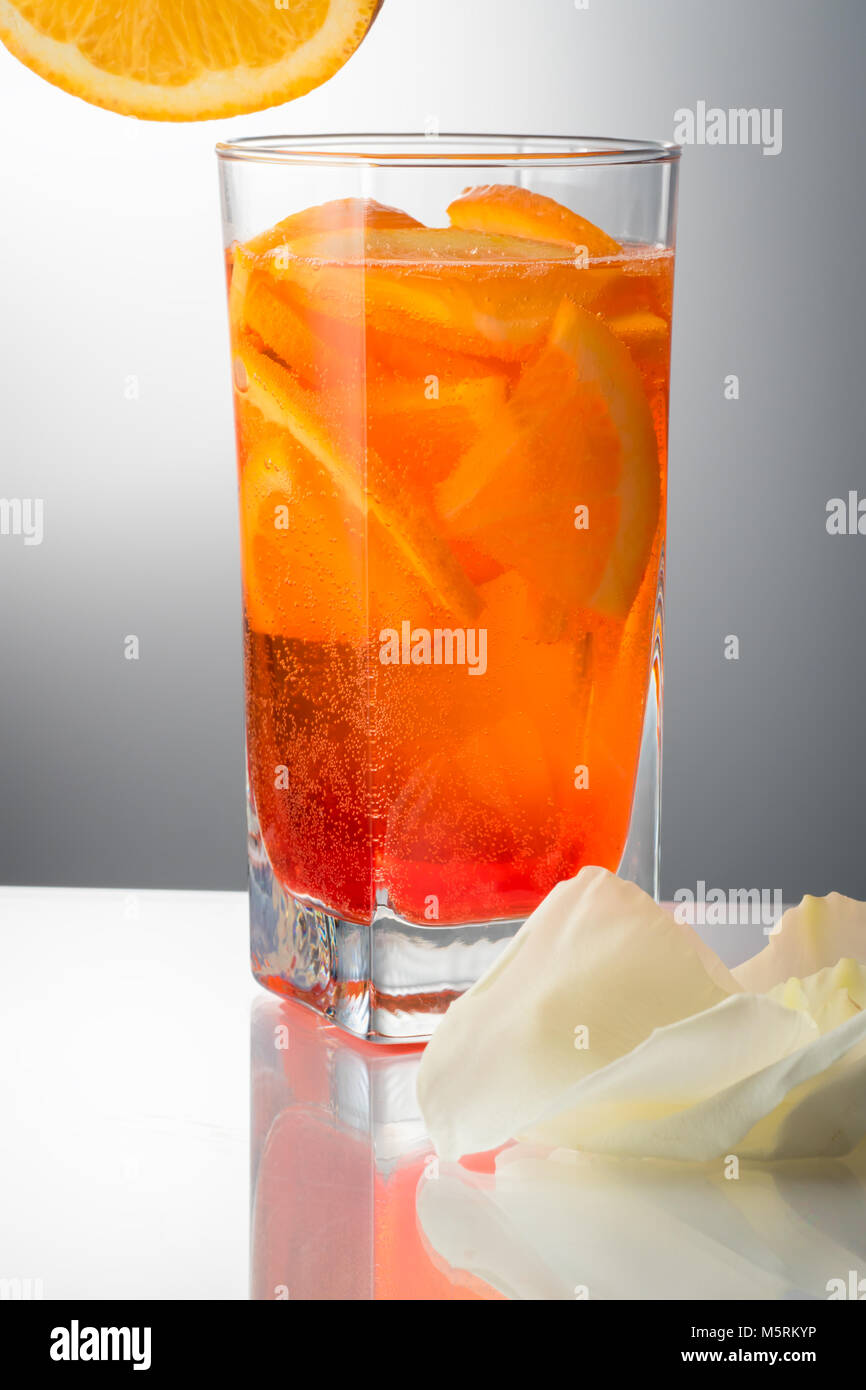 Estate debolmente rinfrescante cocktail alcolico Aperol spritz in un Foto Stock