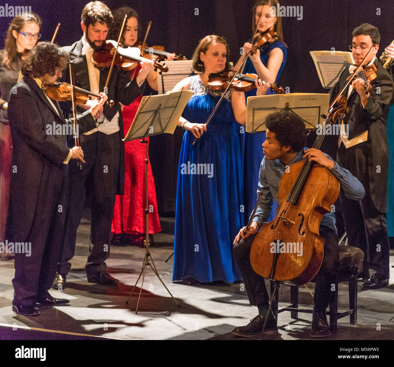 Sheka Kanneh- Mason & l'Unione europea Chamber Orchestra esegue a Stroud Regno Unito. Sheka Kanneh- Mason, BBC giovane musicista dell'anno 2016 eseguire Haydn Cello Concerto no.1 in C minore, a Stroud Camere di abbonamento. Foto Stock
