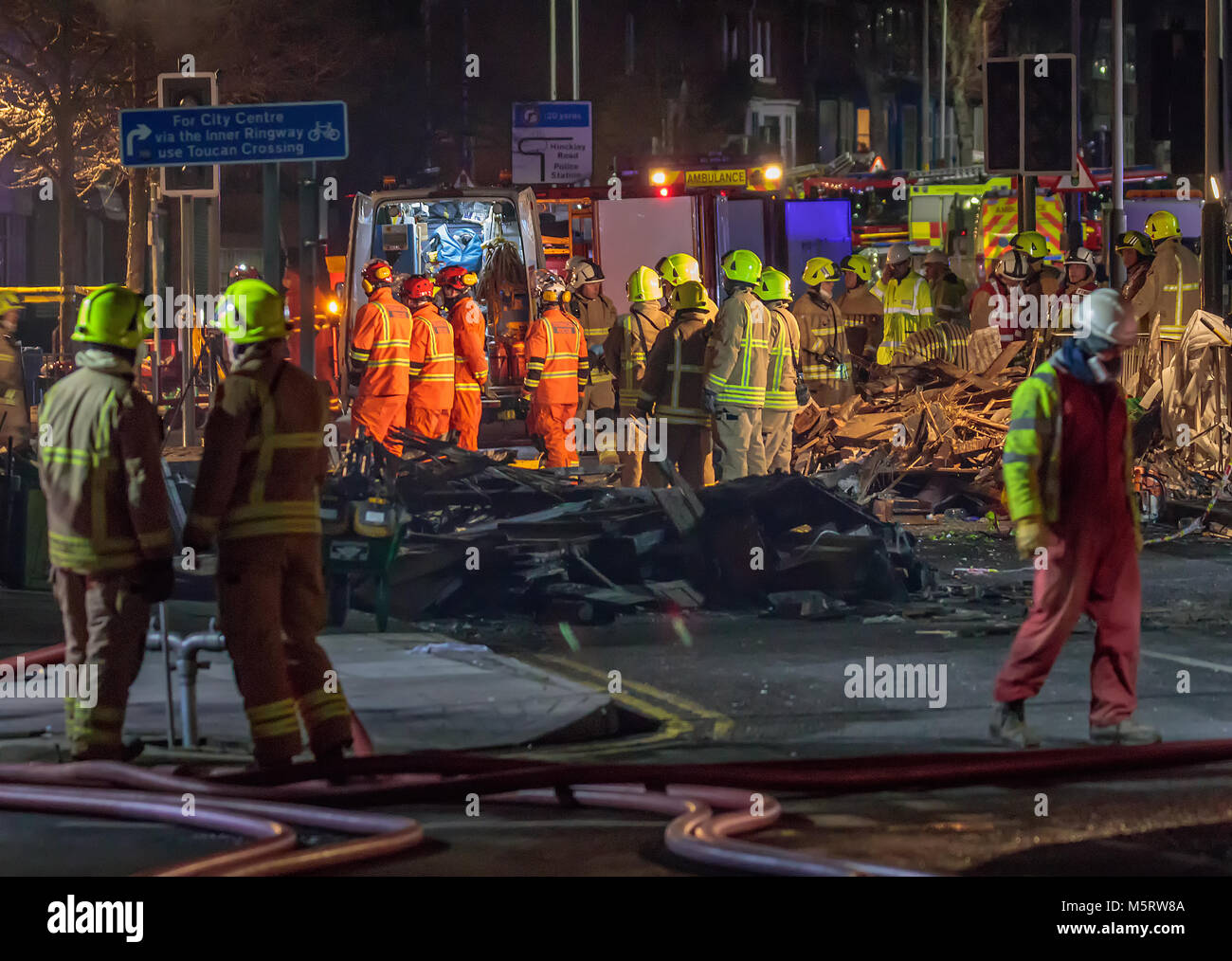 Leicester, Regno Unito. 26 Febbraio, 2018. Fire equipaggi presso la scena dell'esplosione a Hinckley Road a Leicester il 25 febbraio 2018. Il negozio di esplosione a Hinckley Road a Leicester domenica 25 febbraio 2018. Credito: David Morton/Alamy Live News Foto Stock