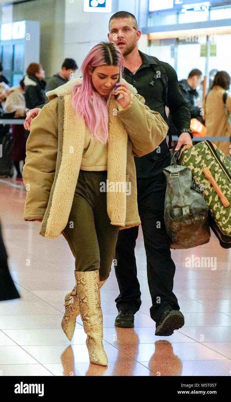 Tokyo, Giappone. 26 Febbraio, 2018. Kim Kardashian Ovest con capelli rosa è visto al suo arrivo a Tokyo Haneda International Airport. La Kardashian è toccato dopo quasi 2 ore di ritardo sul loro volo. Credito: AFLO/Alamy Live News Foto Stock