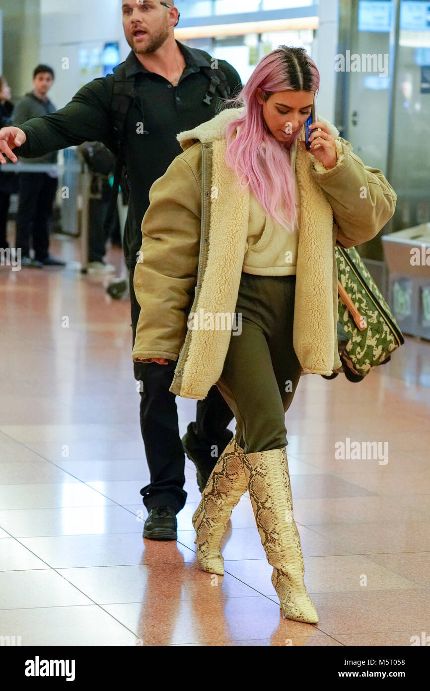 Tokyo, Giappone. 26 Febbraio, 2018. Kim Kardashian Ovest con capelli rosa è visto al suo arrivo a Tokyo Haneda International Airport. La Kardashian è toccato dopo quasi 2 ore di ritardo sul loro volo. Credito: AFLO/Alamy Live News Foto Stock