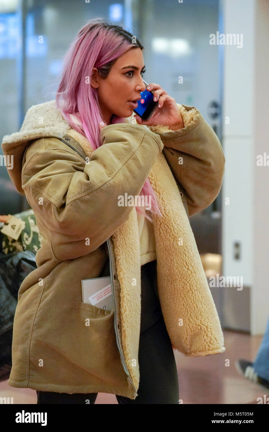 Tokyo, Giappone. 26 Febbraio, 2018. Kim Kardashian Ovest con capelli rosa è visto al suo arrivo a Tokyo Haneda International Airport. La Kardashian è toccato dopo quasi 2 ore di ritardo sul loro volo. Credito: AFLO/Alamy Live News Foto Stock