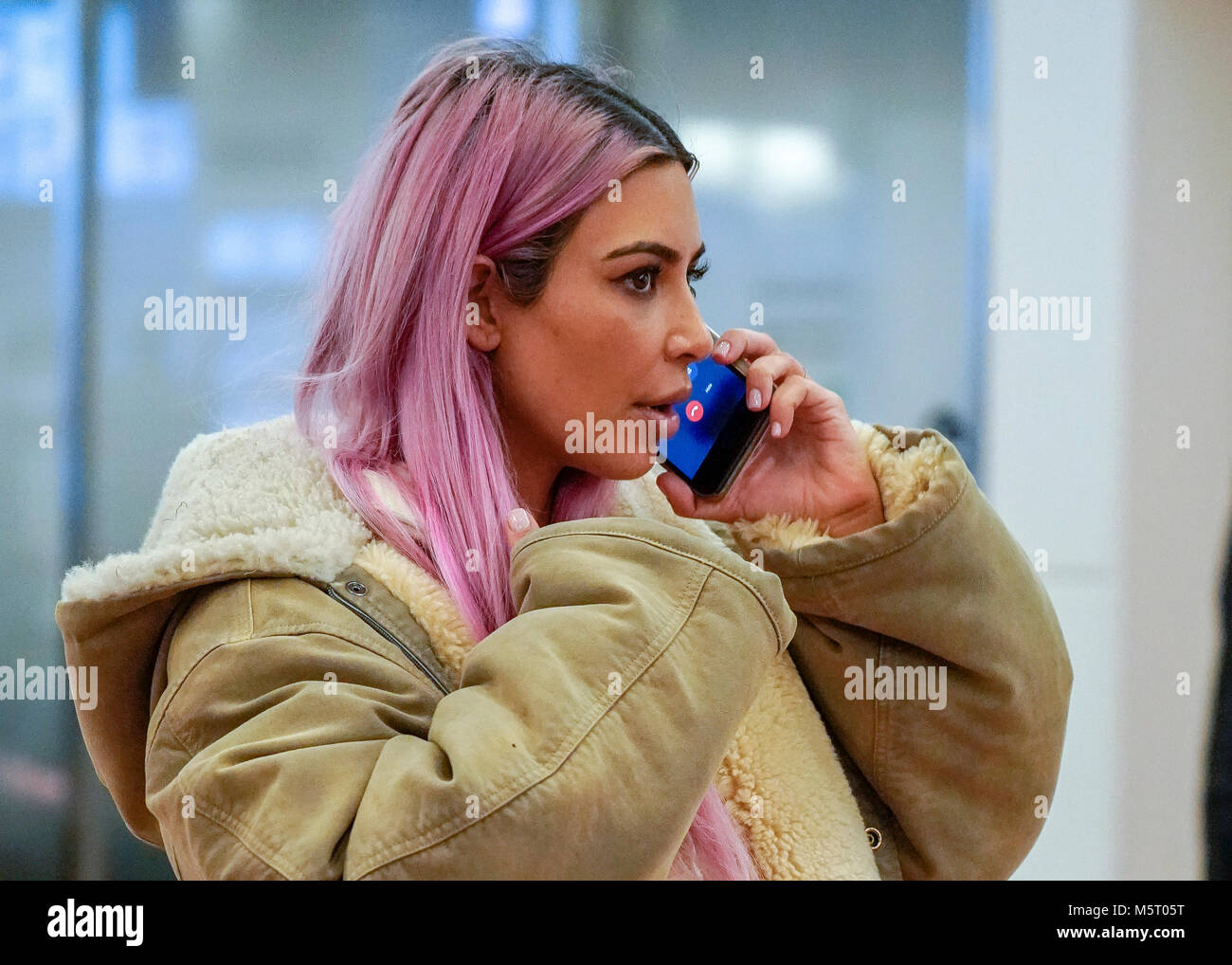 Tokyo, Giappone. 26 Febbraio, 2018. Kim Kardashian West è visto con i capelli rosa al suo arrivo a Tokyo Haneda International Airport. Credito: AFLO/Alamy Live News Foto Stock