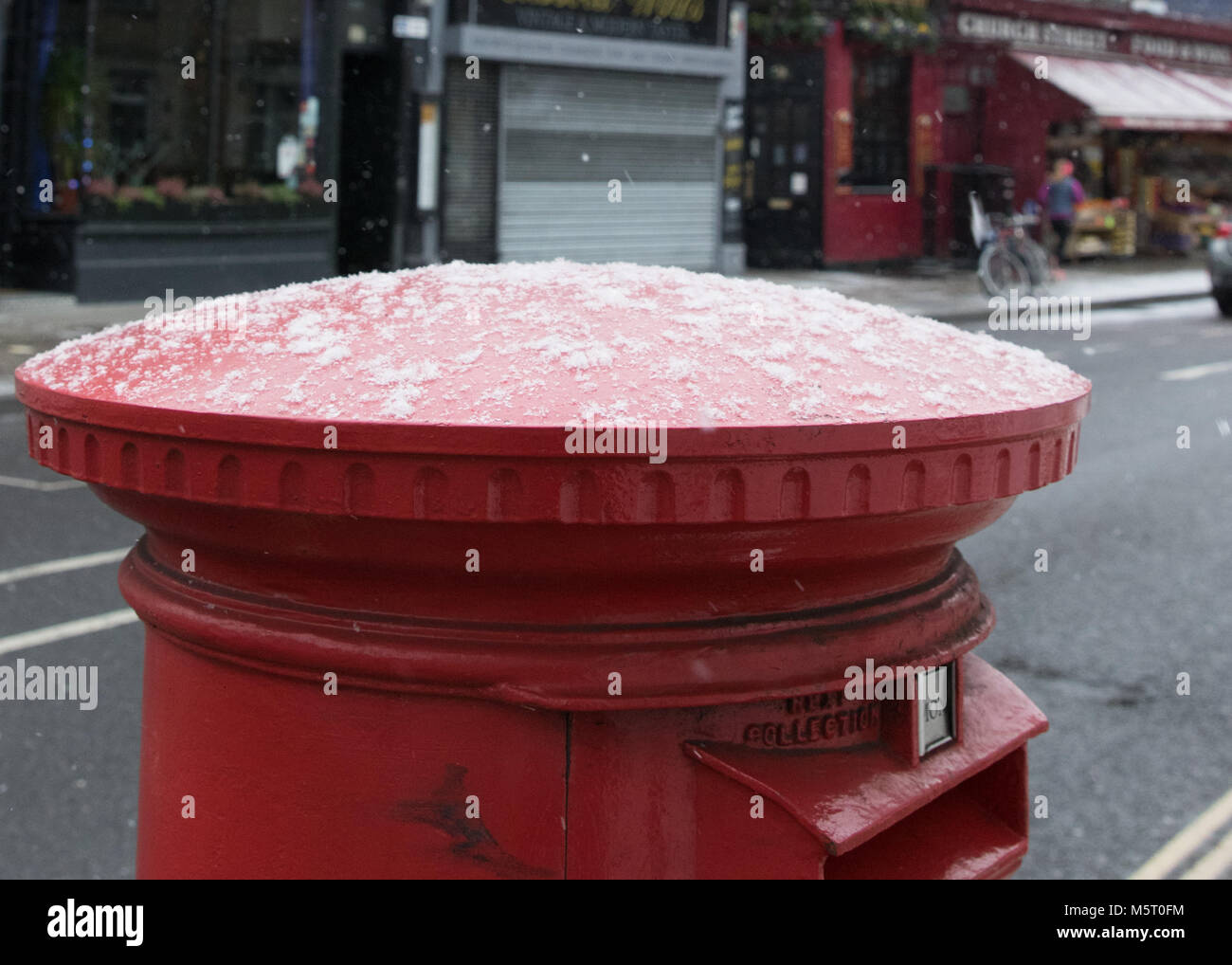 Londra, Regno Unito. Il 26 febbraio 2018. Regno Unito Meteo. Neve a Stoke Newington. Casella di Pst a Stoke Newington Church Street come il cosiddetto 'bestia da est' arriva.. Credito: Carol moiré/Alamy Live News. Foto Stock