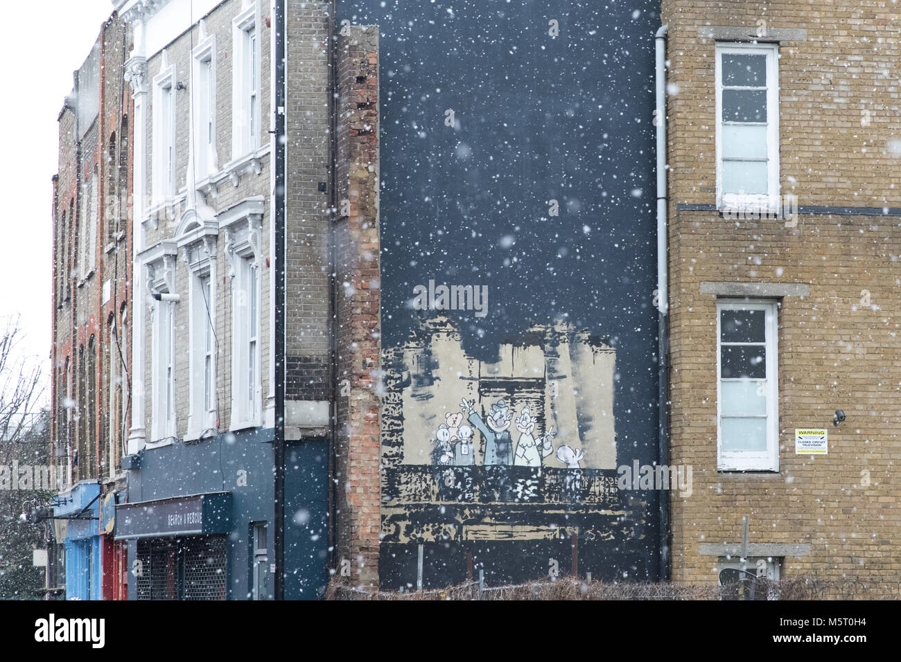 Londra, Regno Unito. Il 26 febbraio 2018. Regno Unito meteo. Neve a Stoke Newington, come il cosiddetto 'bestia da est' arriva. Arte dei graffiti nella neve su Stoke Newington Church Street. Credito: Carol moiré/Alamy Live News. Foto Stock