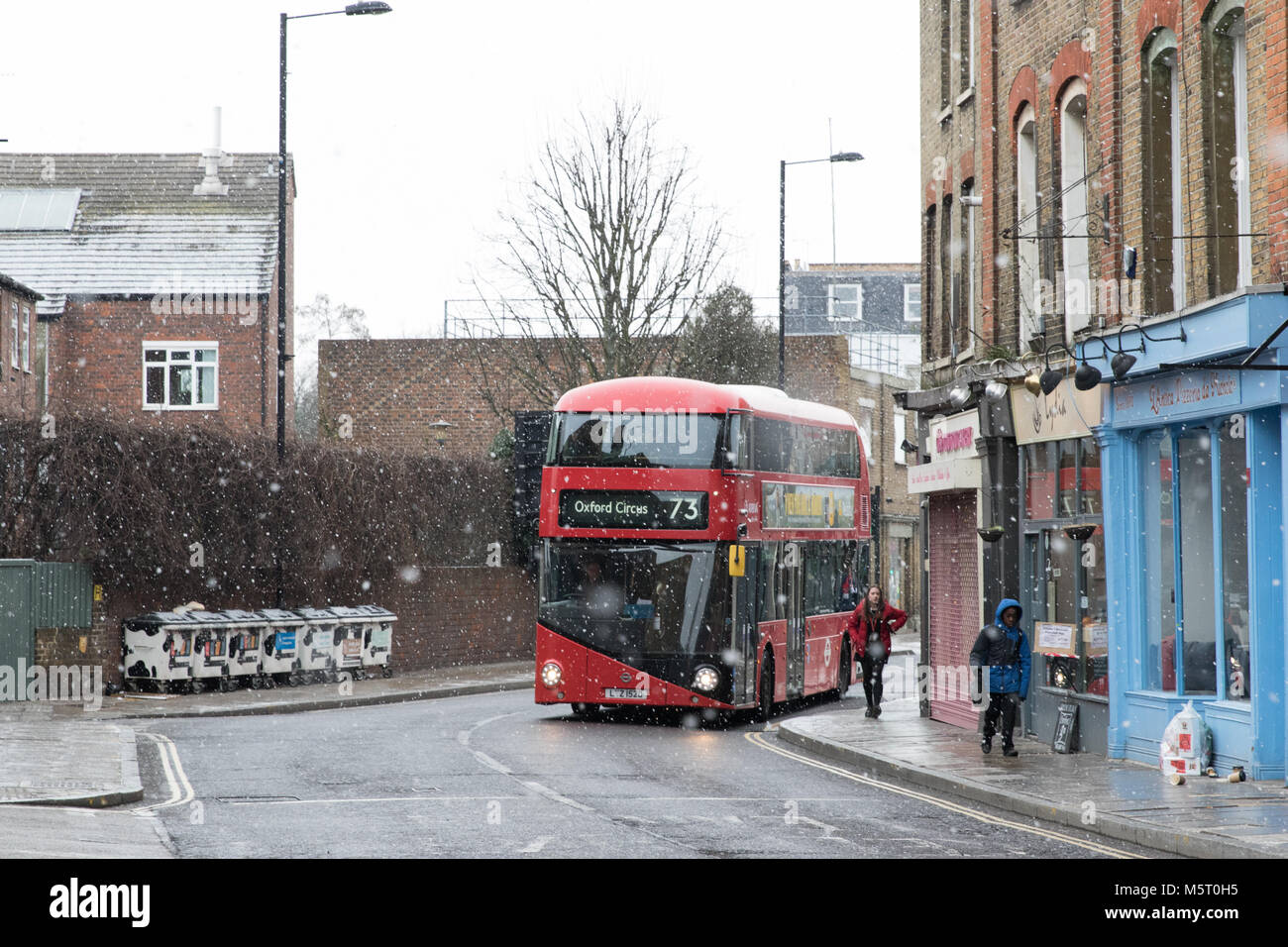 Londra, Regno Unito. Il 26 febbraio 2018. Regno Unito meteo. Neve a Stoke Newington, come il cosiddetto 'bestia da est' arriva. Unità Bus nella neve su Stoke Newington Church Street. Credito: Carol moiré/Alamy Live News. Foto Stock