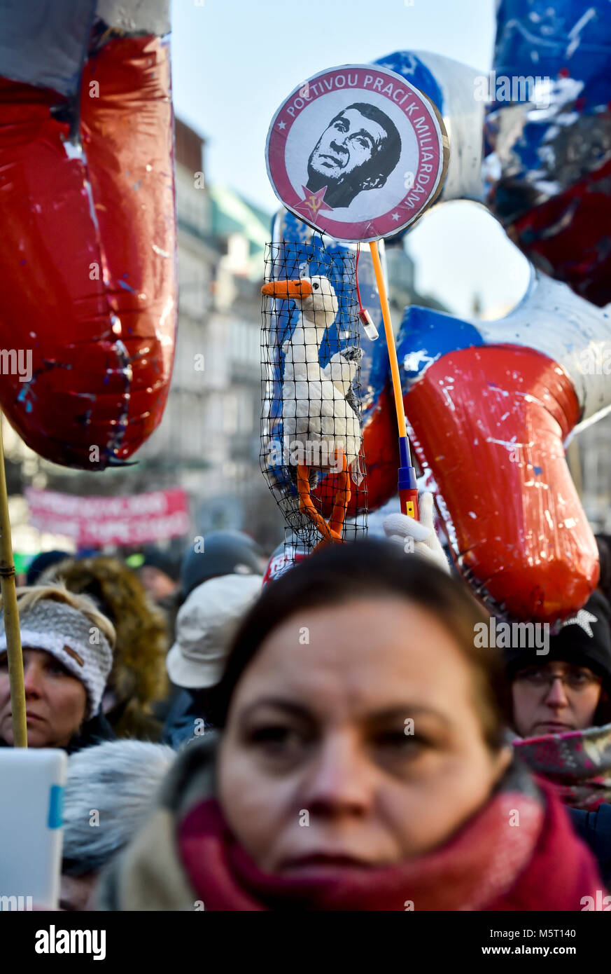 Centinaia di persone hanno preso parte a una manifestazione per la libertà, la democrazia e la libera attività detenute in Piazza Venceslao a Praga, Repubblica Ceca), 25 febbraio 2018, in occasione del settantesimo anniversario del colpo di stato comunista in Cecoslovacchia. Alcuni dei partecipanti hanno portato i banner con anti-slogan comunista e la critica dell'attuale Primo ministro nella rassegnazione Andrej Babis. Nel suo discorso di apertura, gli organizzatori hanno respinto un possibile ritorno dei comunisti al potere e il governo di una parte. Si ricordavano di centinaia di migliaia di vittime del regime comunista (1948-1989). (CTK Phot Foto Stock