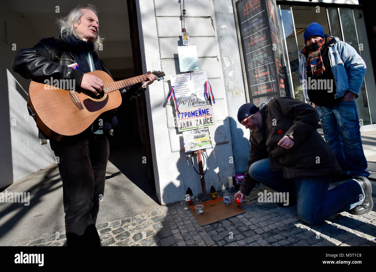 Piazza Venceslao, Praga. Il 25 febbraio, 2018. 30 persone riunite in piazza Venceslao, Praga, Repubblica Ceca, febbraio 25, 2018 per commemorare Jan Zajic, un 18-anno-vecchio studente che lo stesso set di fuoco il 25 febbraio 1969. Egli ha seguito l esempio di Jan Palach, un 20-anno-vecchio studente, che hanno bruciato se stesso fino alla morte nel gennaio 1969 a scuotere la società dal letargo dopo il 1968-sovietico ha portato truppe del Patto di Varsavia invasione della Cecoslovacchia che schiacciato la Primavera di Praga comunista-led movimento di riforma. Credito: Vit Simanek/CTK foto/Alamy Live News Foto Stock