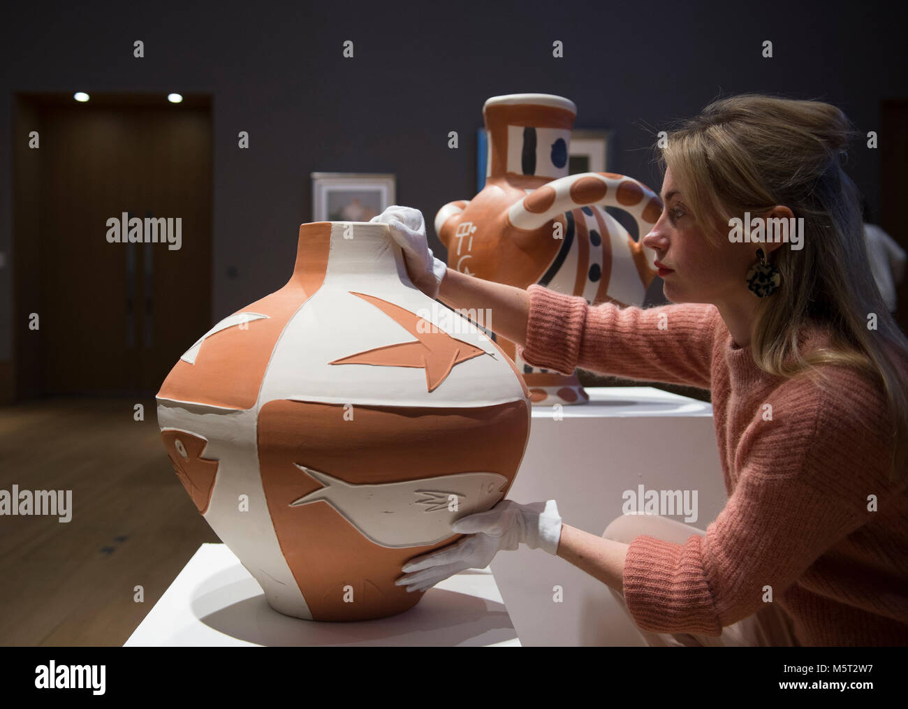 Bonhams, New Bond Street, Londra, Regno Unito. Il 26 febbraio 2018. Vaso in ceramica. Pablo Picasso. Bonhams photocall per gli impressionisti e arte moderna vendita. Proprietà dall'estate del dottor Walid Juffali. Il lavoro è stimato a £ 30,000-50,000. Credito: Malcolm Park/Alamy Live News. Foto Stock