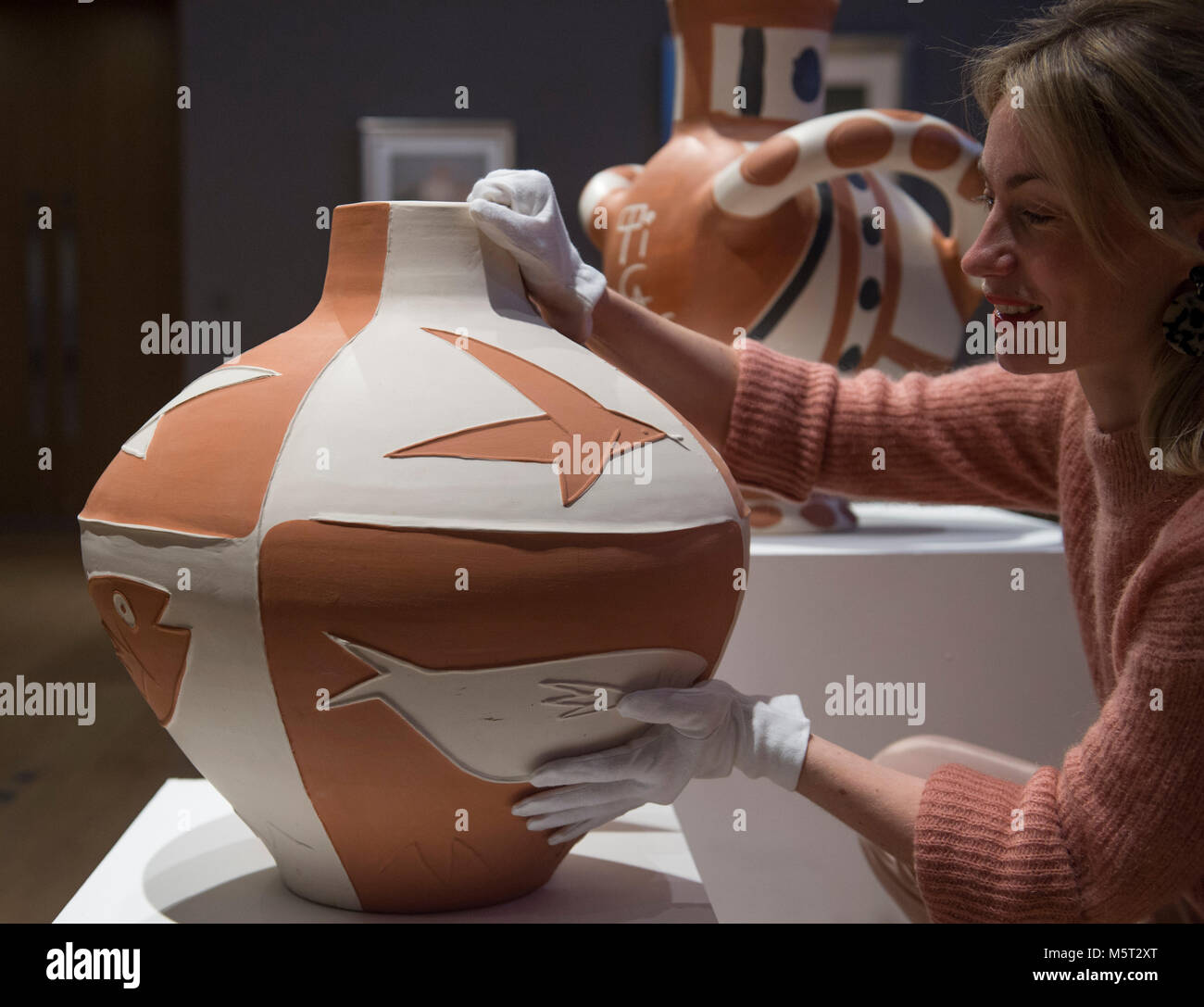 Bonhams, New Bond Street, Londra, Regno Unito. Il 26 febbraio 2018. Vaso in ceramica. Pablo Picasso. Bonhams photocall per gli impressionisti e arte moderna vendita. Proprietà dall'estate del dottor Walid Juffali. Il lavoro è stimato a £ 30,000-50,000. Credito: Malcolm Park/Alamy Live News. Foto Stock
