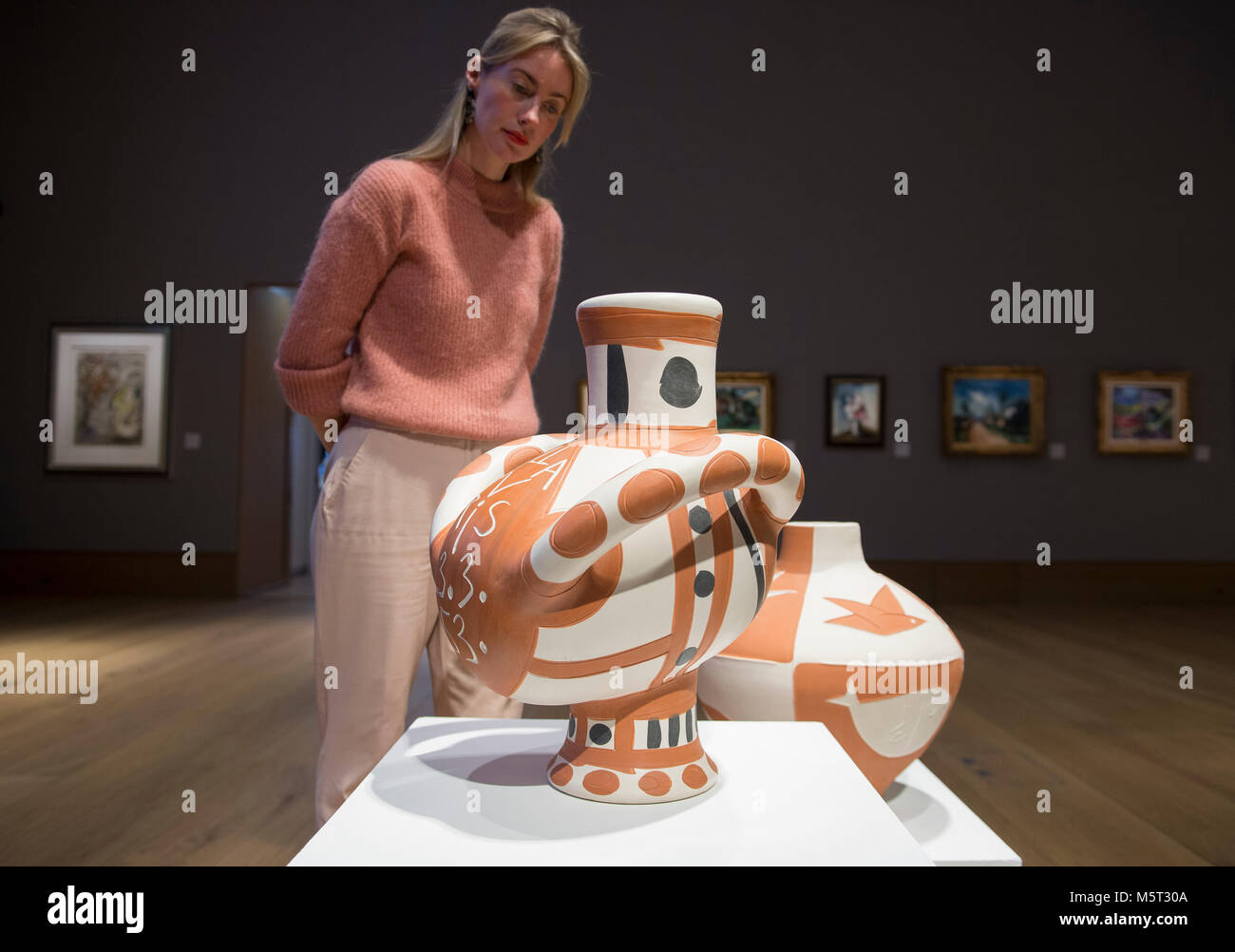 Bonhams, New Bond Street, Londra, Regno Unito. Il 26 febbraio 2018. Vaso in ceramica. Pablo Picasso. Bonhams photocall per gli impressionisti e arte moderna vendita. Proprietà dall'estate del dottor Walid Juffali. Il lavoro è stimato a £ 30,000-50,000. Credito: Malcolm Park/Alamy Live News. Foto Stock