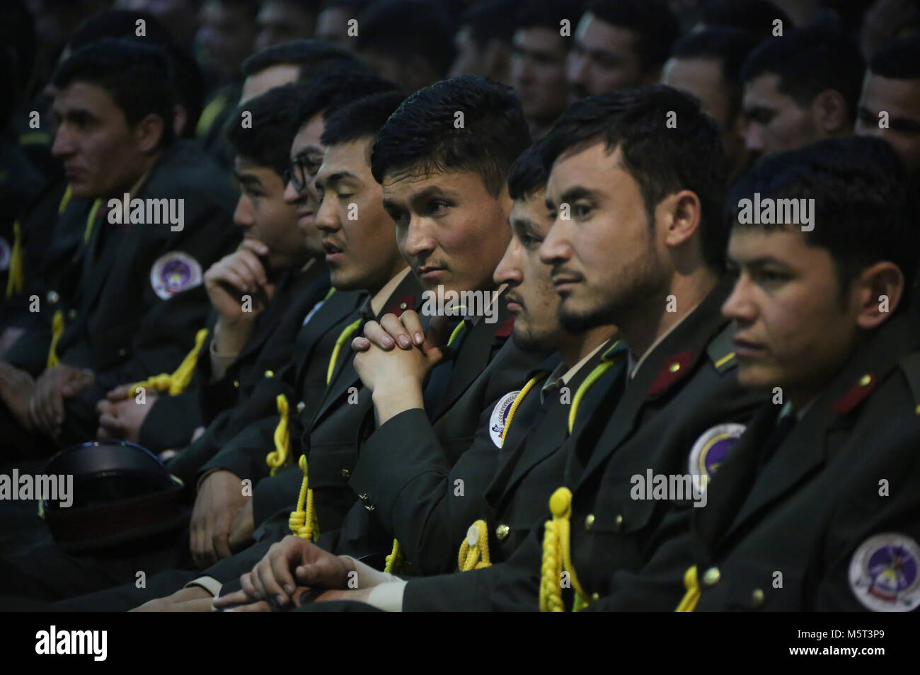 (180226) -- KABUL, Feb 26, 2018 (Xinhua) -- esercito afghano ufficiali prendono parte alla loro cerimonia di laurea a Kabul, capitale dell'Afghanistan, nel febbraio 26, 2018. Un totale di 528 appena laureato ufficiali compresi nove donne sono state arruolate nell esercito nazionale afghano qui il lunedì. (Xinhua/Rahmat Alizadah) (zjl) Foto Stock