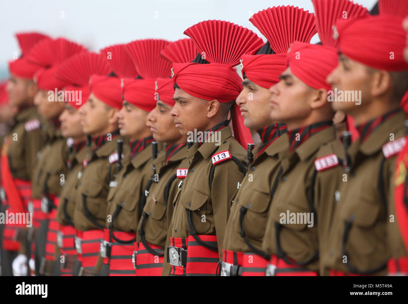 Srinagar. 26 Febbraio, 2018. Recluta dell esercito indiano di Jammu e Kashmir luce Reggimento di Fanteria (JKLIR) a prendere parte a un passante-out parade presso un esercito base in Srinagar, capitale estiva di Indiano-Kashmir controllata, Feb 26, 2018. Un totale di 253 reclute sono state formalmente arruolato nell'esercito indiano dopo il completamento di mesi di formazione rigorosa in forma fisica, arma di manipolazione e le operazioni di commando, hanno detto i funzionari. Credito: Javed Dar/Xinhua/Alamy Live News Foto Stock