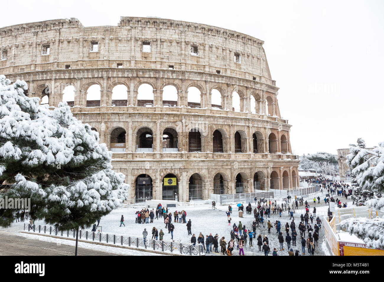 Roma, Italia. Il 26 febbraio, 2018. La gente a prendere le fotografie di fronte al Colosseo e godetevi la rara occasione di neve a Roma. Credito: Stephen Bisgrove/Alamy Live News Foto Stock