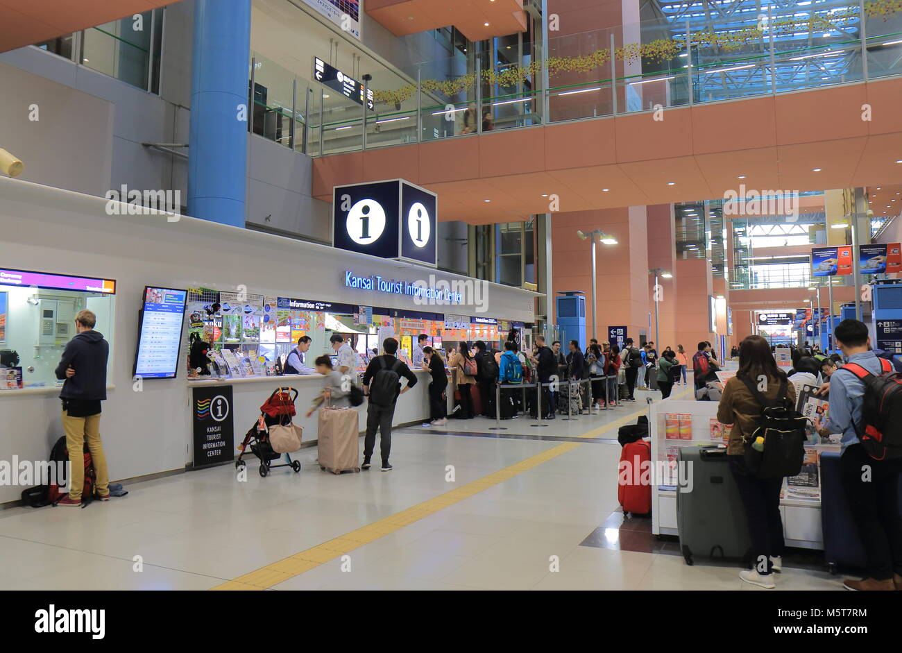 La gente viaggia a all'Aeroporto Internazionale Kansai di Osaka in Giappone Foto Stock