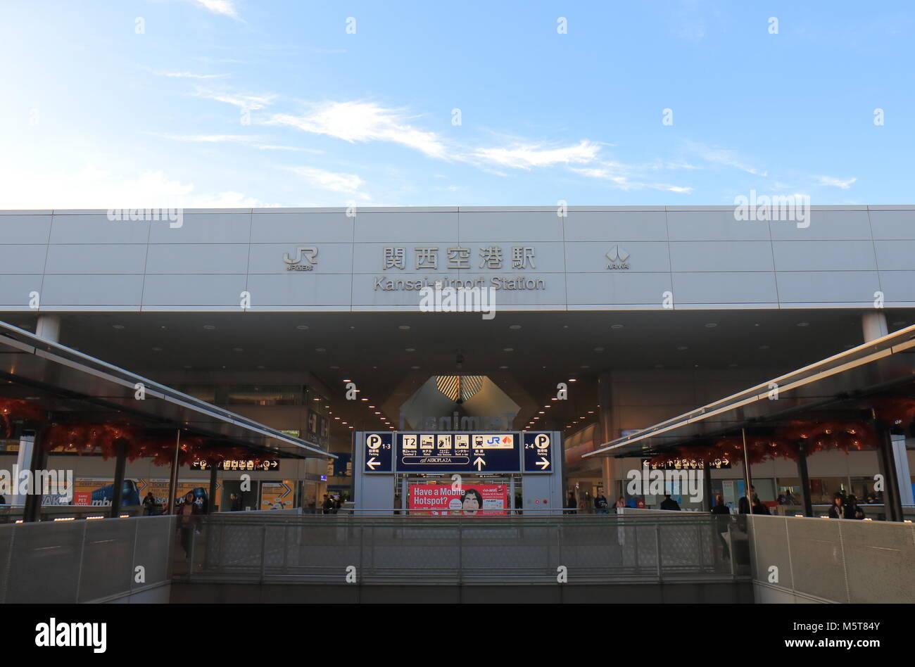 L'aeroporto internazionale di Kansai e stazione ferroviaria di segnaletica in Osaka in Giappone Foto Stock