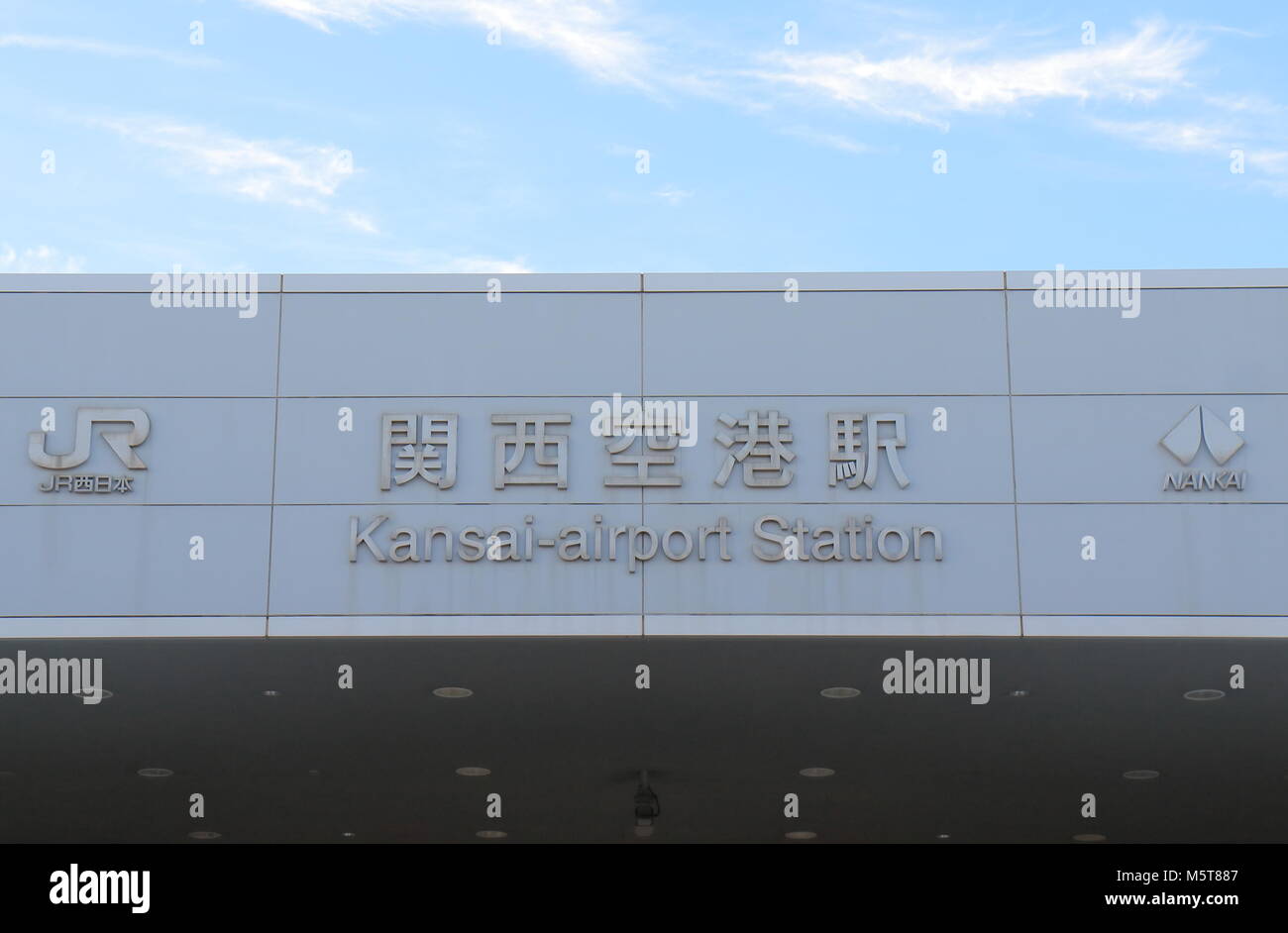 L'aeroporto internazionale di Kansai e stazione ferroviaria di segnaletica in Osaka in Giappone Foto Stock