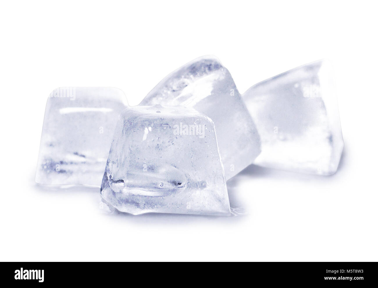 I cubetti di ghiaccio, isolati su sfondo bianco. Oggetti isolati su bianco. Foto Stock
