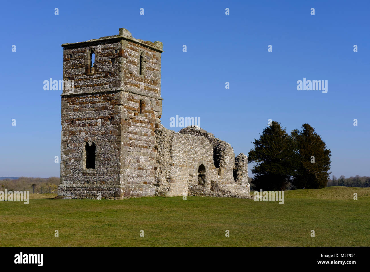 Questa chiesa normanna, che fu costruito nel XII secolo, è situato al centro di un rituale del Neolitico henge terrapieno. La chiesa del XII secolo è b Foto Stock
