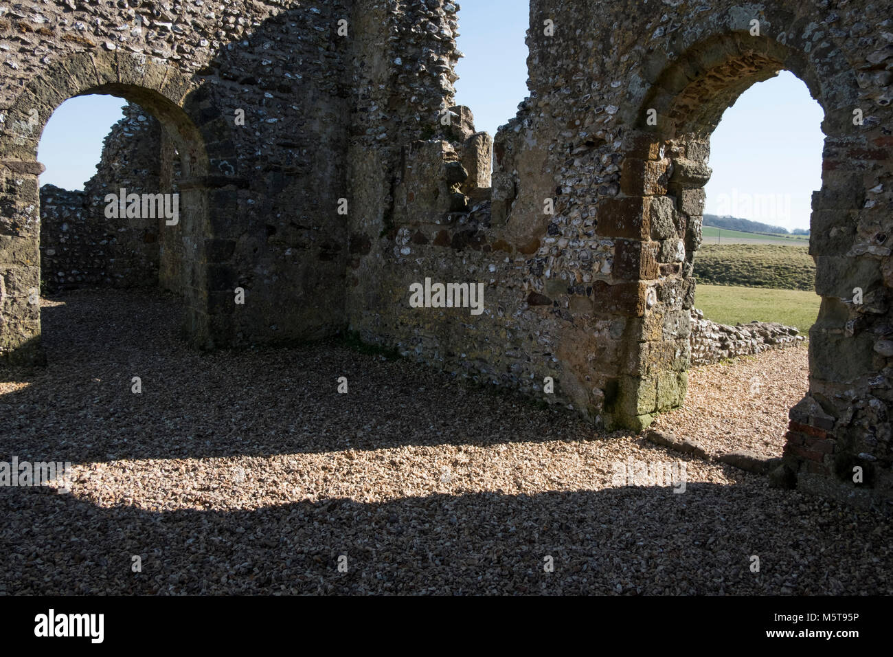 Questa chiesa normanna, che fu costruito nel XII secolo, è situato al centro di un rituale del Neolitico henge terrapieno. La chiesa del XII secolo è b Foto Stock