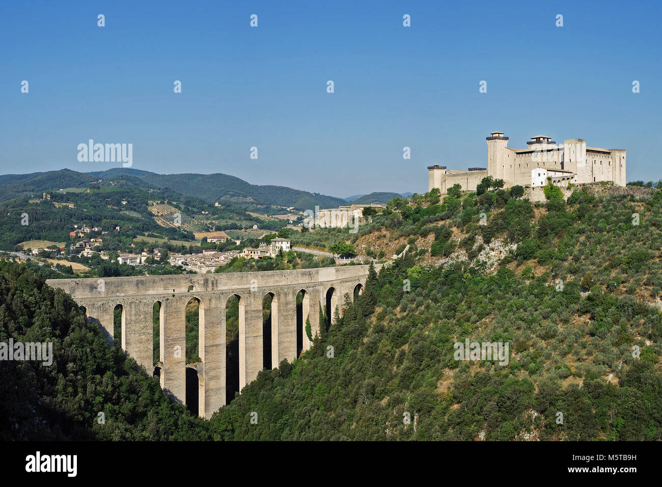 Vista del ponte delle torri e la Fortezza di Albornoz, Spoleto, umbria, Italia Foto Stock