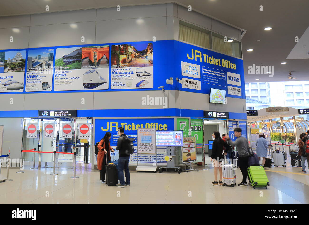 Persone di viaggio presso l'aeroporto internazionale di Kansai e stazione ferroviaria Osaka in Giappone Foto Stock