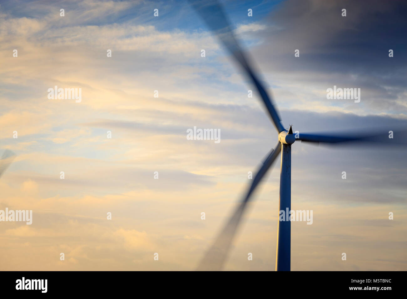 Turbina eolica e pilone dell'Mynydd y Betws wind farm Amman e Swansea Valley Carmarthenshire Neath Port Talbot nel Galles Foto Stock