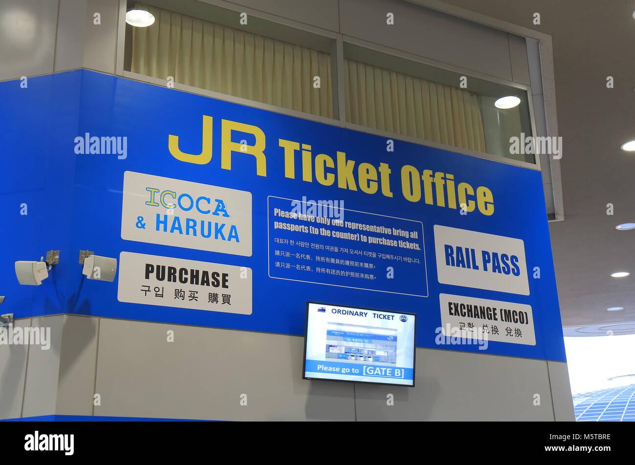 L'aeroporto internazionale di Kansai e stazione ferroviaria JR biglietteria di Osaka in Giappone Foto Stock