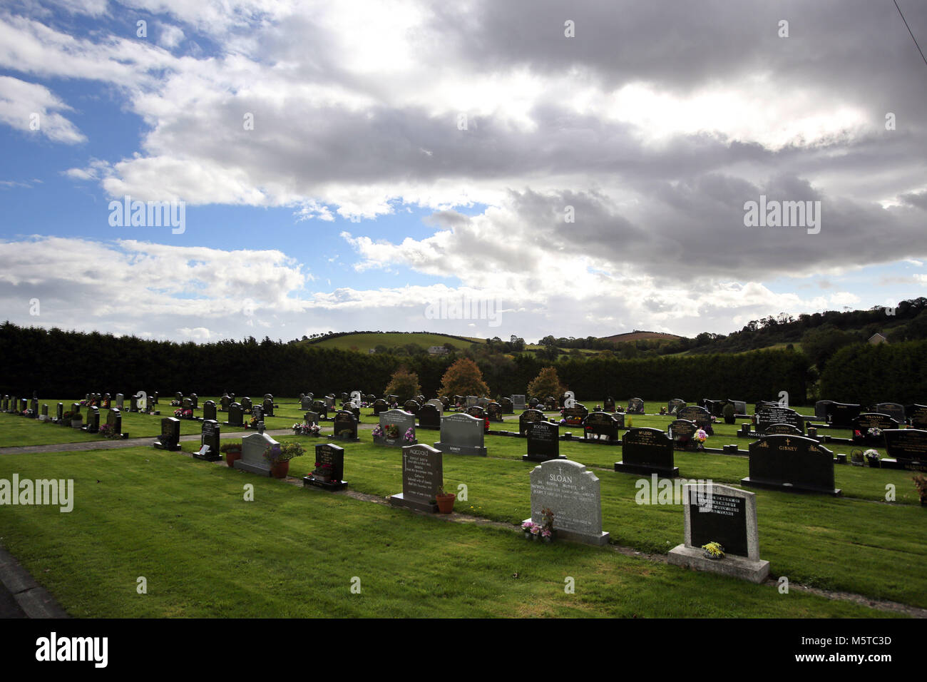 La tomba di locale cantiere della chiesa parrocchiale di Loughinisland, County Down, Irlanda del Nord. Il 18 giugno 1994 e l'Ulster Volunteer Force (UVF), un paramilitari lealisti gruppo, hanno attaccato il pub affollati con fucili di assalto uccidendo sei civili e ferendone cinque. Il pub è stato mirate perché quelli all'interno sono stati creduti per essere cattolici. Foto/Paolo McErlane Foto Stock