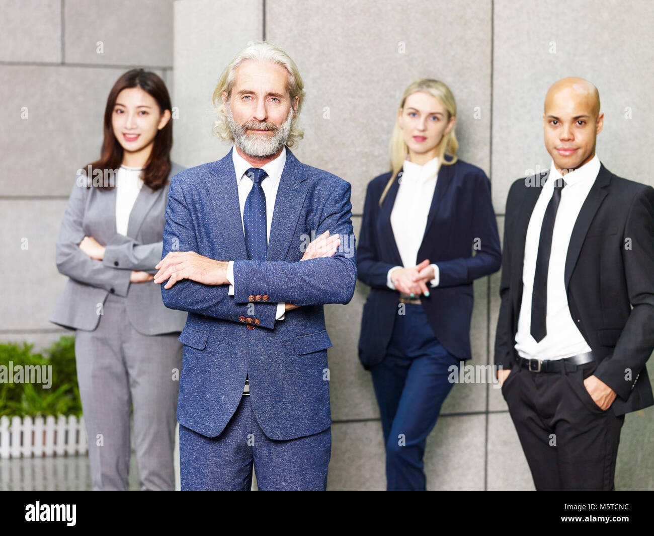 Ritratto di un team di multinazionale e multietnica corporate la gente di affari. Foto Stock
