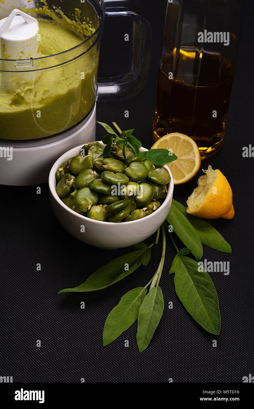 Pasta di fagioli e le fave lessate su uno sfondo nero. Foto Stock