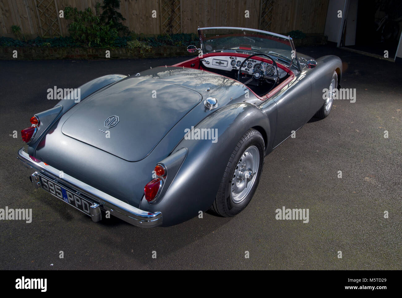 MGA Classic British sports car roadster con Dunlop ruote montate Foto Stock