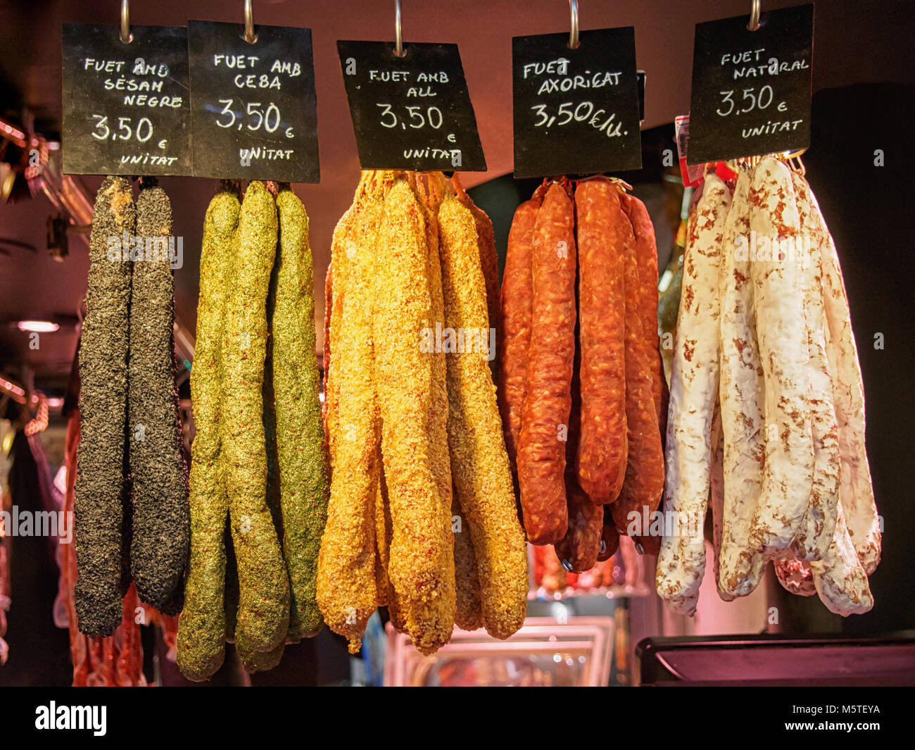Diversi Fuet sauseges sul mercato La Boqueria di Barcellona. Fuet catalano è un sottile, salatura a secco, salsiccia. Foto Stock